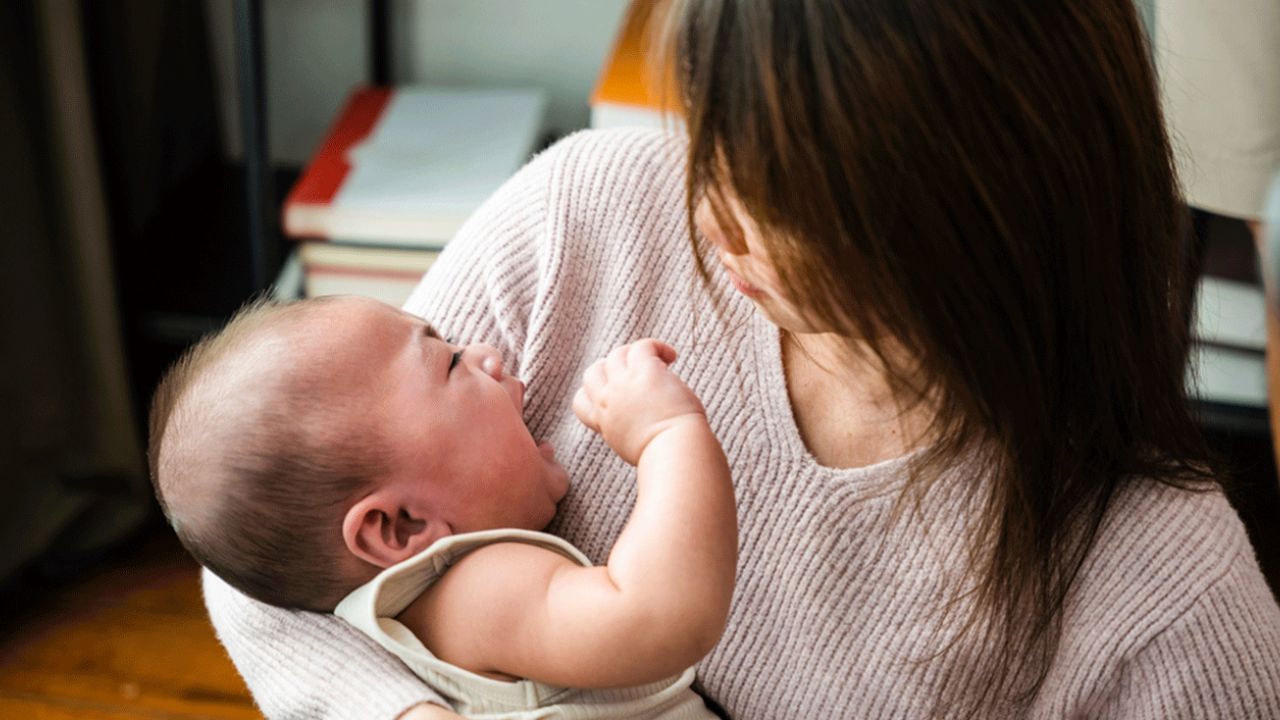 દાદીમા સમજે છે કે ઉદાસ મૂડમાં બહાર નીકળવું અને પછી અંધારામાં એકલા ભટકવું એ જોખમને આમંત્રણ આપવા જેવું હોઈ શકે છે.
