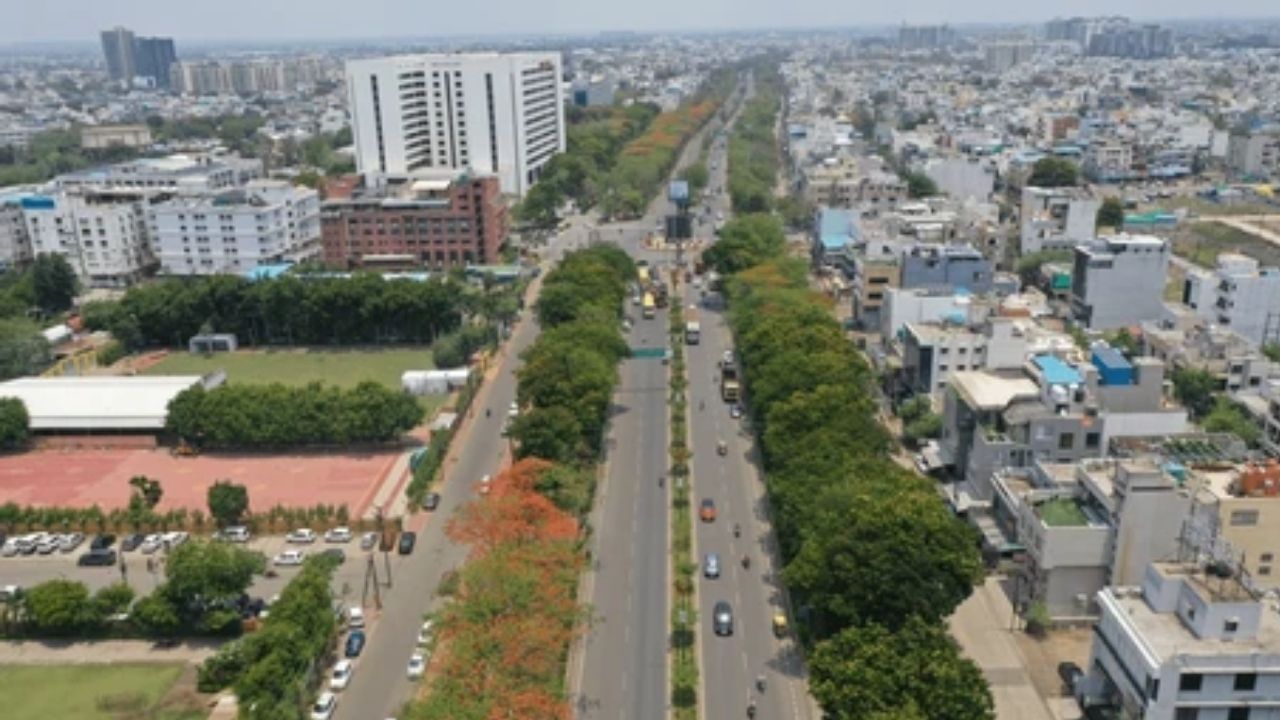 આ શહેરમાં સસ્તાથી મોંઘા બ્રાન્ડેડ કપડાં વેચતા બજારો ઉપલબ્ધ છે, જ્યાં લોકો જોરશોરથી ખરીદી કરે છે. લોકોને અહીંની ગુણવત્તા અને ડિઝાઇન ખૂબ ગમે છે. આ ઉપરાંત, શહેરમાં વ્યવસાય, નાણાં અને ઉદ્યોગની કોઈ કમી નથી. તે સતત વિકાસની દિશામાં ઝડપથી આગળ વધી રહ્યું છે. અહીંના લોકોને નાનીમાં નાની સુવિધાઓ પણ ઉપલબ્ધ છે, તેમને વધુ ચિંતા કરવાની જરૂર નથી.