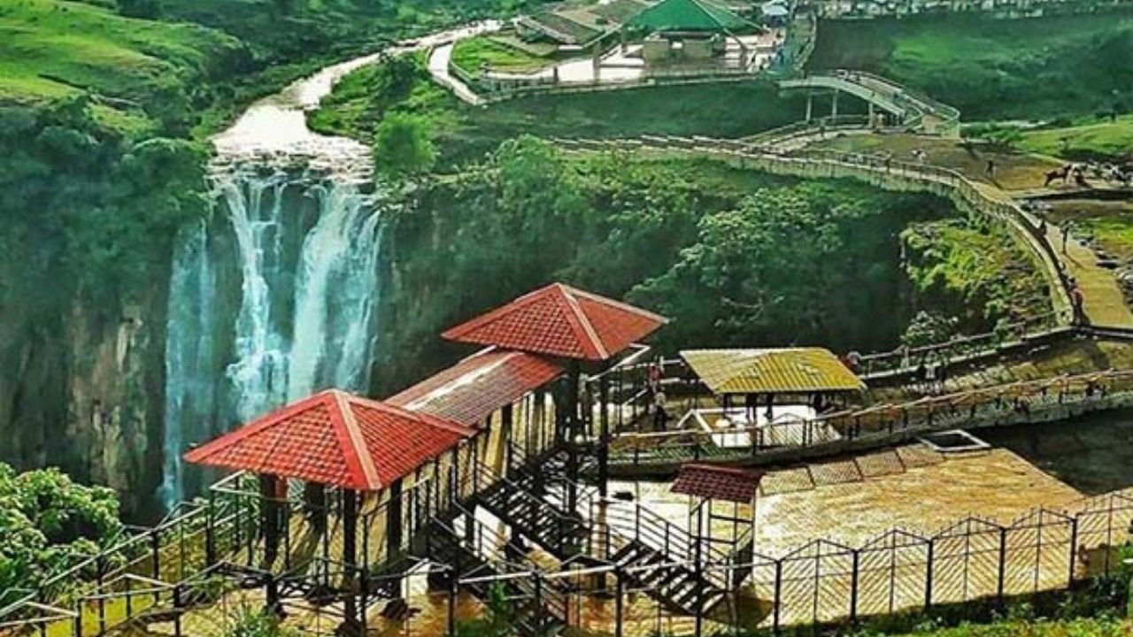 ખરેખર, આ શહેરનું નામ ઇન્દોર છે, જેને મધ્યપ્રદેશની આર્થિક રાજધાની પણ કહેવામાં આવે છે. અહીંનો ઐતિહાસિક વારસો, સંસ્કૃતિ અને સ્વચ્છતા સમગ્ર દેશમાં પ્રખ્યાત છે. અહીંના લોકો સૌથી વધુ કમાણી કરે છે. મીડિયા રિપોર્ટ્સ અનુસાર, શહેરમાં એક માણસ વર્ષમાં સરેરાશ 1.58 લાખ રૂપિયા કમાય છે.