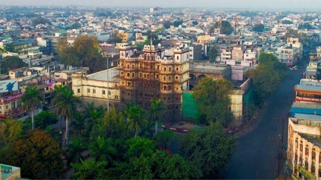 સૌ પ્રથમ, અમે તમને જણાવી દઈએ કે મધ્યપ્રદેશને ભારતનું હૃદય કહેવામાં આવે છે, જ્યાં સંસ્કૃતિ, વારસો, ઐતિહાસિક વારસો તેને બાકીના બધા કરતા અલગ બનાવે છે. અહીંનું દરેક શહેર તેની વિશેષતા માટે જાણીતું છે. આવી સ્થિતિમાં, આજે અમે તમને તે શહેર વિશે જણાવીશું, જે મધ્યપ્રદેશનું સૌથી ધનિક શહેર પણ છે.