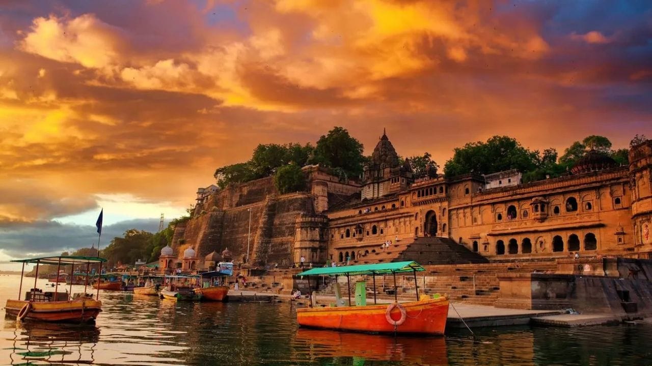 ઈન્દોરમાં બધા ધર્મો, ભાષાઓ અને સંસ્કૃતિઓનું સન્માન કરતા લોકો રહે છે. આ શહેર શિક્ષણ ક્ષેત્રે પણ ખૂબ સારું માનવામાં આવે છે. દૂર-દૂરથી વિદ્યાર્થીઓ અહીં પોતાના ભવિષ્ય માટે સ્પર્ધાત્મક પરીક્ષાઓની તૈયારી કરવા આવે છે. દેશભરમાં ઘણા કોચિંગ સેન્ટર પ્રખ્યાત છે. ઈન્દોરના પોહા આખા રાજ્યમાં પ્રખ્યાત છે.