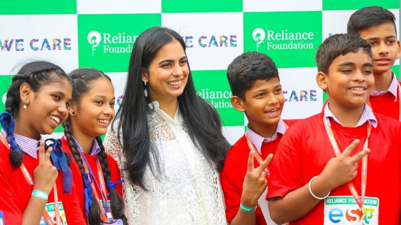Hamleys એક બ્રિટિશ ટૉય કંપની છે, જેને કેટલાક વર્ષો પહેલાં રિલાયન્સે ખરીદી હતી. ભારતીય બજારમાં તેને રજૂ કરવાની યોજના ઈશા અંબાણીએ બનાવી અને તેને રીડિઝાઇન કર્યું. આજના સમયમાં આ સ્ટોર માત્ર બાળકો માટે નહીં, પરંતુ આખા પરિવાર માટે એક એન્ટરટેનમેન્ટ સ્પોટ બની ગયું છે.