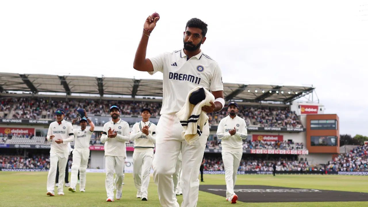 બુમરાહે ઈંગ્લેન્ડ સામે પહેલા દિવસે માત્ર એક જ વિકેટ લીધી હતી પરંતુ બીજા દિવસે તેણે ચાર વિકેટ લીધી હતી. તેણે પહેલા સ્ટોક્સને બોલ્ડ કર્યો, બીજા જ બોલ પર તેણે વોક્સની વિકેટ લીધી અને થોડી વારમાં રૂટને આઉટ કર્યો. બુમરાહે 7 બોલમાં આ ત્રણ વિકેટ લીધી. આર્ચરને બોલ્ડ આઉટ કરીને તેણે પાંચ વિકેટ પૂર્ણ કરી.