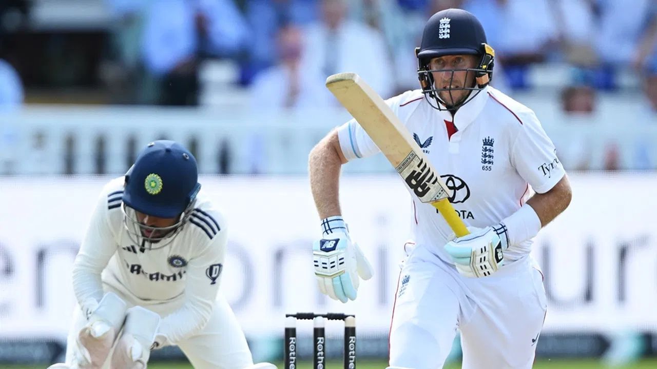 જો રૂટે ભારત સામે 3000 ટેસ્ટ રન બનાવવાની સિદ્ધિ હાંસલ કરી છે. જો રૂટ આ સિદ્ધિ મેળવનાર એકમાત્ર ક્રિકેટર છે. રૂટ પહેલા, રિકી પોન્ટિંગે ભારત સામે સૌથી વધુ 2555 રન બનાવ્યા હતા.