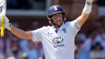 ઈંગ્લેન્ડના સ્ટાર બેટ્સમેન જો રૂટે માન્ચેસ્ટર ટેસ્ટમાં ટીમ ઈન્ડિયા સામે યાદગાર સદી ફટકારી હતી. રૂટે આ ટેસ્ટ શ્રેણીમાં પોતાની બીજી સદી ફટકારી હતી. લોર્ડ્સ બાદ માન્ચેસ્ટરમાં પણ 100નો આંકડો પાર કરીને જો રૂટે ઘણા રેકોર્ડ પોતાના નામે કર્યા હતા.