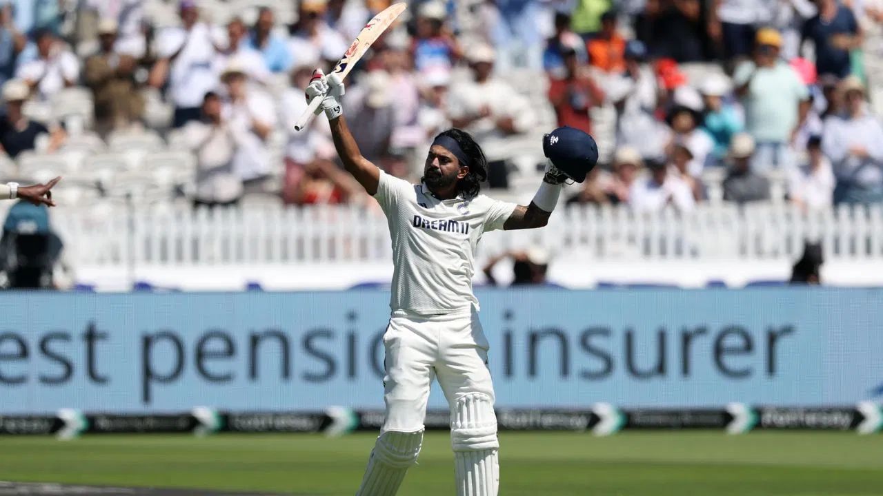 વર્તમાન સિરીઝમાં કેએલ રાહુલે ત્રણ ટેસ્ટ મેચમાં 62.50ની સરેરાશથી 375 રન બનાવ્યા છે. તેણે બે સદી અને 1 ફિફ્ટી પણ ફટકારી છે. આ ટેસ્ટ શ્રેણીમાં સૌથી વધુ રન બનાવનારા ખેલાડીઓની યાદીમાં તે ચોથા ક્રમે છે. (All Photo Credit : PTI)