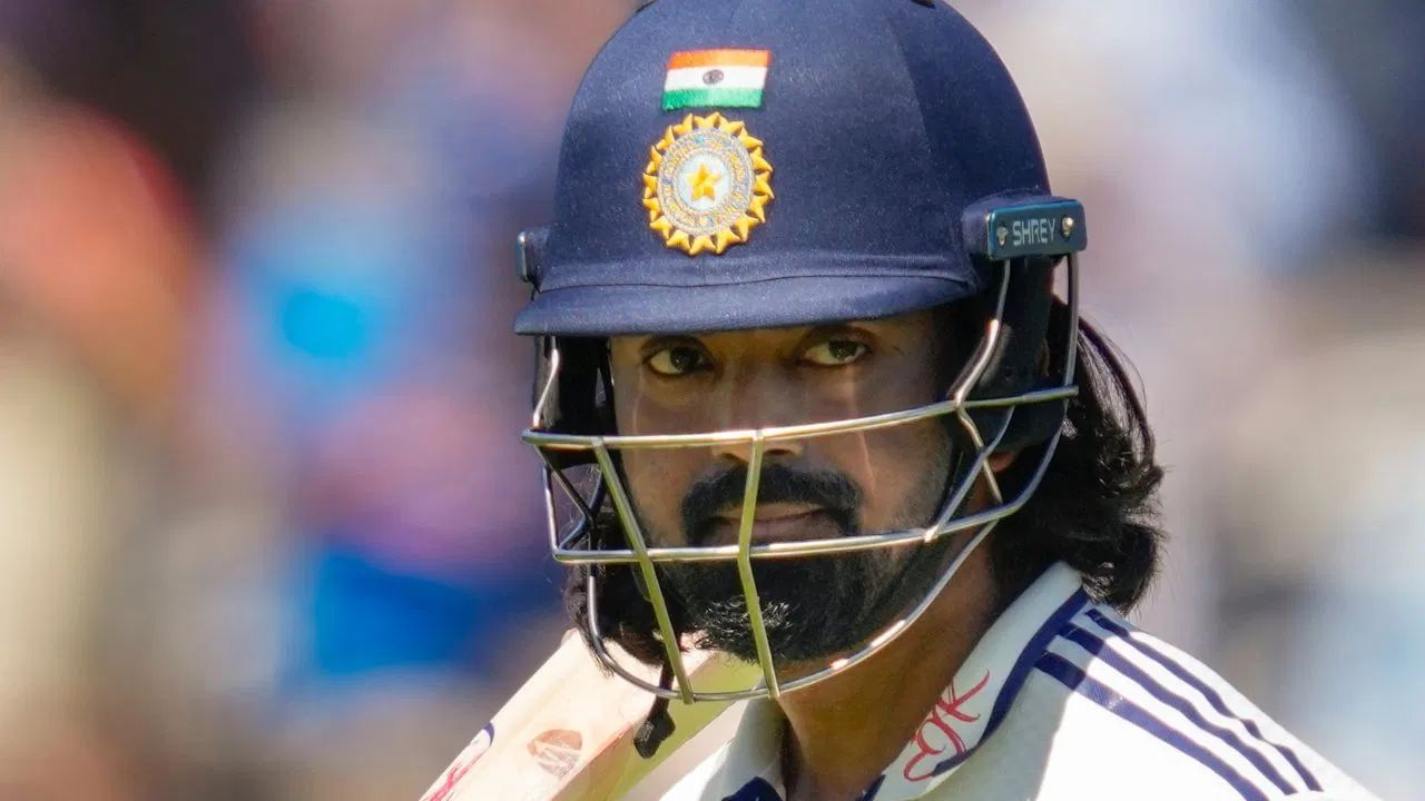 ભારતીય ઓપનર કેએલ રાહુલે લોર્ડ્સ ટેસ્ટના ત્રીજા દિવસે આ સિદ્ધિ મેળવી હતી, જે ટેસ્ટ ક્રિકેટમાં તેની 10મી સદી હતી. આ સાથે, કેએલ રાહુલ આ મેદાન પર 2 સદી ફટકારનાર માત્ર બીજો ભારતીય બેટ્સમેન બન્યો હતો.