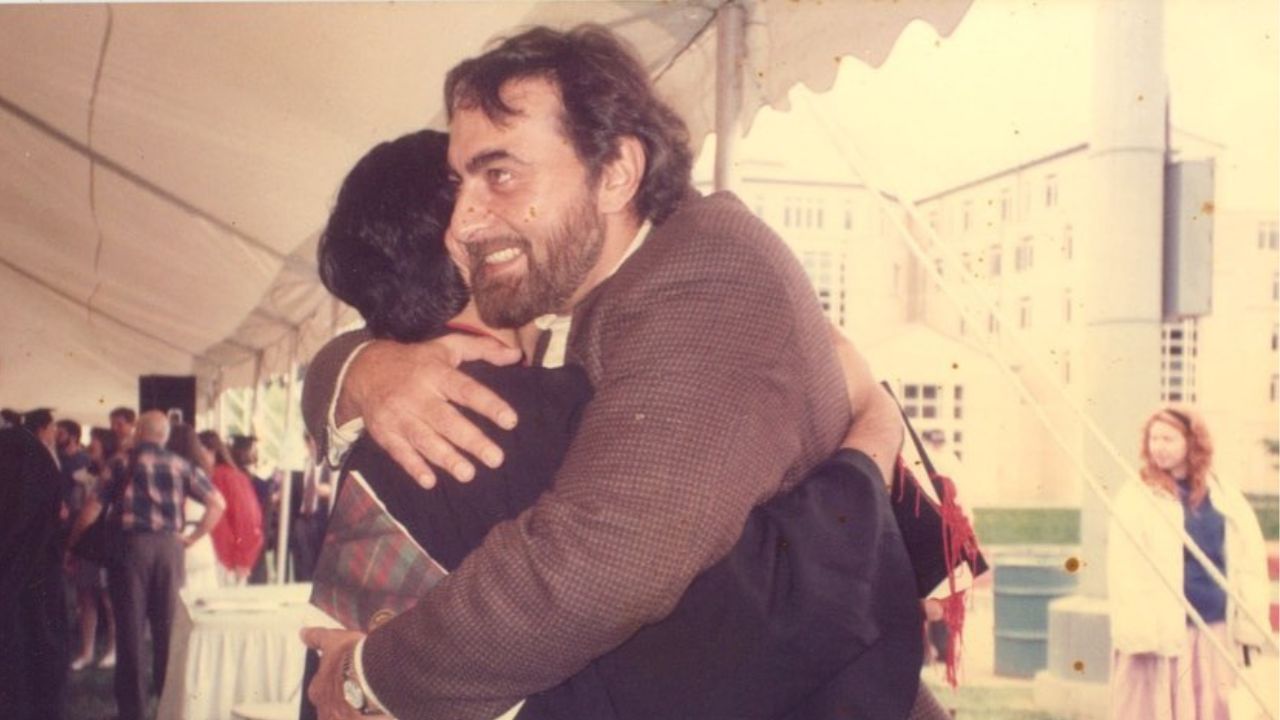 કબીર બેદીનું શિક્ષણ ઉત્તરાખંડના નૈનિતાલમાં શેરવુડ કોલેજ અને દિલ્હીની સેન્ટ સ્ટીફન કોલેજમાં થયું હતું.તમને જણાવી દઈએ કે તેમની ચોથી પત્ની તેમનાથી 30 વર્ષ નાની છે.