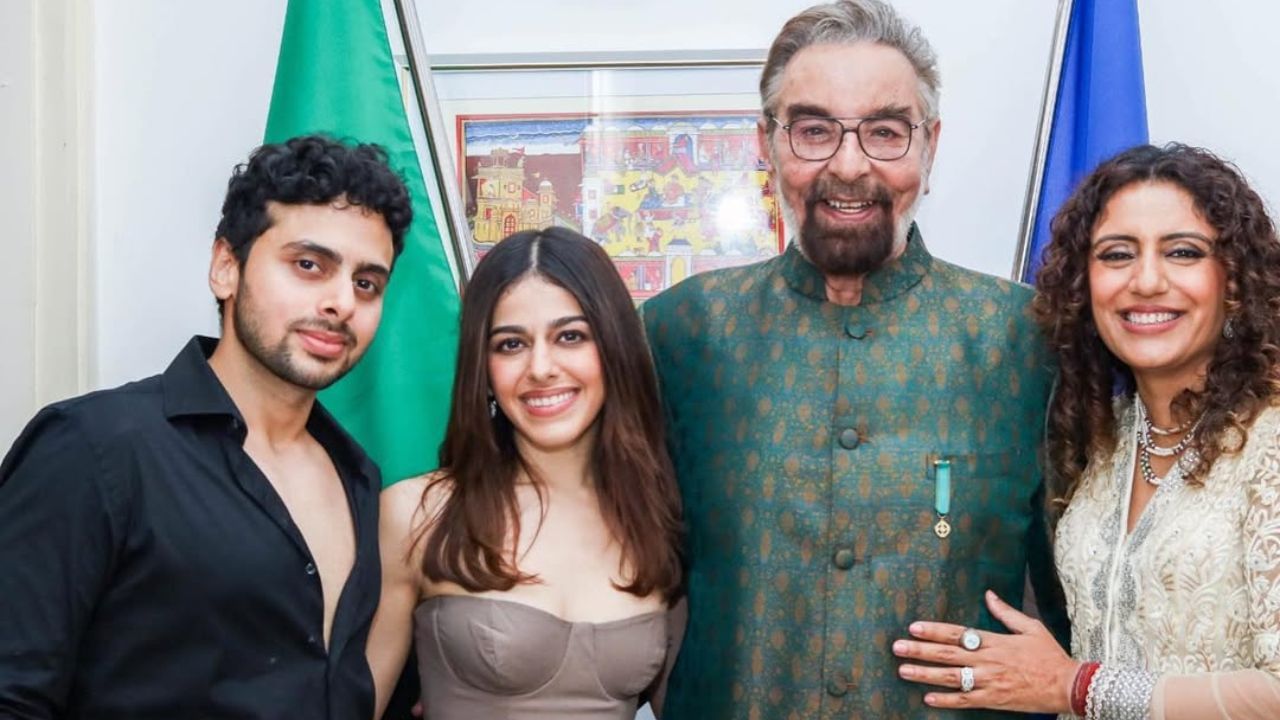 બોલિવૂડ ફિલ્મોમાં વિલનની ભૂમિકા ભજવતો આ અભિનેતા પોતાના કામ કરતાં પોતાના લવ અફેરના કારણે વધુ ચર્ચામાં રહ્યો છે. કબીર બેદીએ 60 થી વધુ ફિલ્મોમાં કામ કર્યું છે. જેમાં બોલિવૂડ ફિલ્મો ઉપરાંત ઘણી આંતરરાષ્ટ્રીય ફિલ્મોનો પણ સમાવેશ થાય છે. તો આજે આપણે કબીર બેદીના પરિવાર વિશે વાત કરીશું.