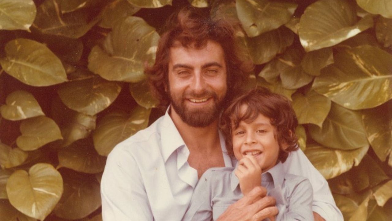 બોલિવૂડ અભિનેતા કબીર બેદીએ ચાર લગ્ન કર્યા છે. તેમના ચોથા લગ્ન પરવીન દુસાંજ સાથે થયા હતા, જે 30 વર્ષ નાની છે.તો આજે આપણે અભિનેતા અને બોલિવુડના વિલન કબીર બેદીના પરિવાર અને પર્સનલ લાઈફ વિશે વાત કરીશું.