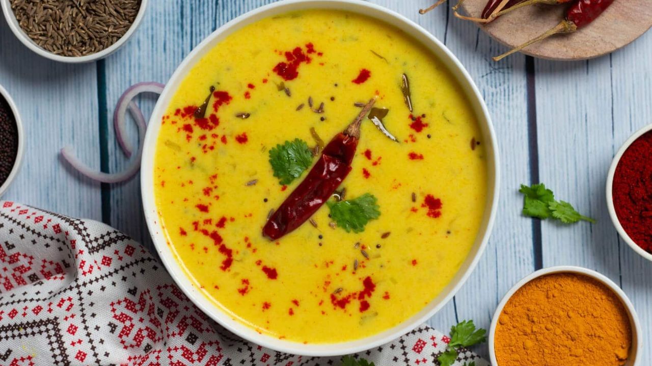 આ પાછળનું વૈજ્ઞાનિક કારણ એ છે કે શ્રાવણમાં ઘણો વરસાદ પડે છે અને તેના કારણે દરેક જગ્યાએ અનિચ્છનીય ઘાસ ઉગે છે. નાના જંતુઓ તેમના પર આવે છે અને ગાયો ઘાસની સાથે તેમને ખાય જાય છે. આવી સ્થિતિમાં આ પ્રકારનું ઘાસ ગાય અને ભેંસના દૂધને પણ અસર કરે છે. આ જ કારણ છે કે શ્રાવણમાં દૂધ, દહીં અને તેમાંથી બનેલી વસ્તુઓનું સેવન કરવું સારું માનવામાં આવતું નથી.
