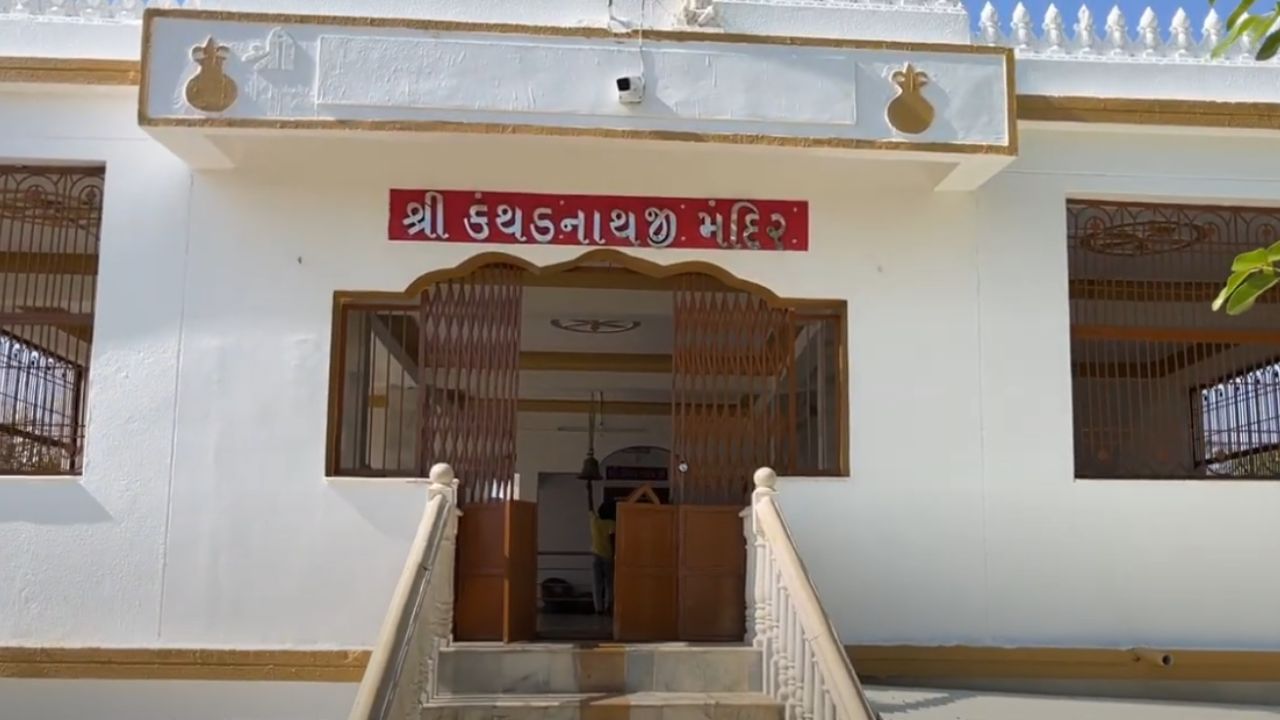 ઈસવીસન 1410 દરમિયાન, ગુજરાતના સુલતાન મુઝફ્ફર ( 1390–1411) દ્વારા કંથકોટ કિલ્લા પર હુમલો કરાયો હતો. આ ઘટનાને અનુસરીને કિલ્લાનું શાસન જાડેજા વંશના દેદા રાજપૂતોના હાથમાં આવ્યું.જાડેજા રાજવંશના રાવ રાયધણ રત્નના બીજા પુત્ર દેદાજીનું નામ આ કિલ્લાની સાથે જોડાયેલું છે, કેમ કે તેમના અધીનમાં કંથકોટ આવ્યો હતો.