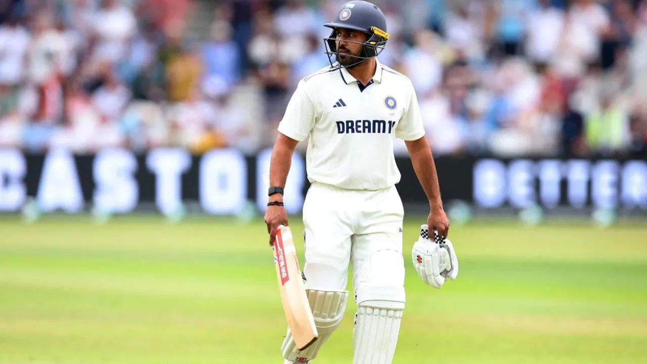 કરુણ નાયર છેલ્લી 6 ઈનિંગ્સમાં એક પણ અડધી સદી ફટકારી શક્યા નથી. લોર્ડ્સ ટેસ્ટ મેચની બીજી ઈનિંગમાં તેમની પાસેથી મોટી ઈનિંગ્સની અપેક્ષા હતી, પરંતુ ક્રીઝ પર થોડો સમય બેટિંગ કર્યા પછી તે ખોટો શોટ રમીને પેવેલિયન પરત ફર્યો હતો. હવે ટીમ ઈન્ડિયામાં તેની વાપસી અંગે પ્રશ્નો ઉભા થઈ રહ્યા છે. 