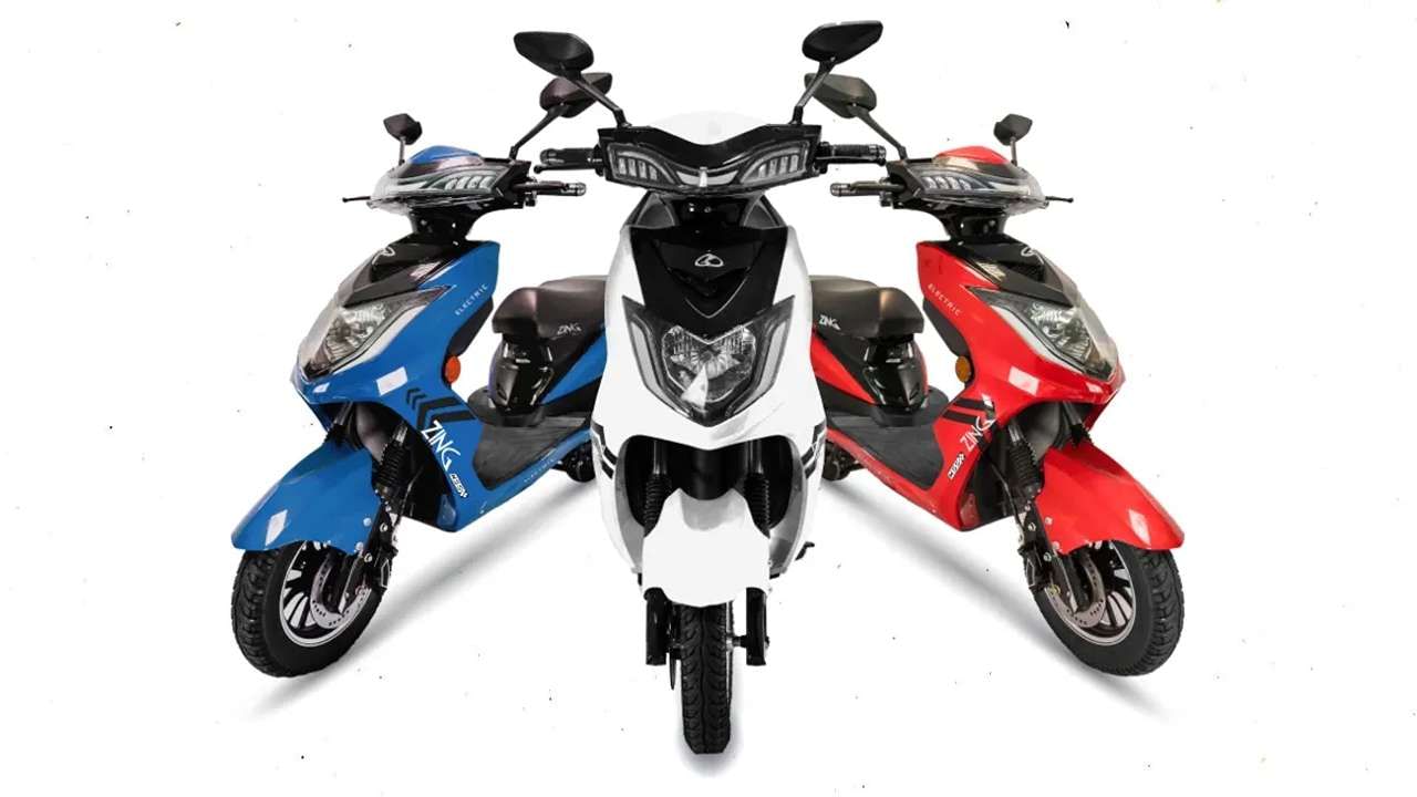 કાઇનેટિકે તાજેતરમાં એક નવા ઇલેક્ટ્રિક સ્કૂટરની ડિઝાઇન પેટન્ટ કરાવી છે, જે જૂના કાઇનેટિક હોન્ડા ZX જેવું જ દેખાય છે. પરીક્ષણમાં જોવા મળેલું સ્કૂટર ZX થી પ્રેરિત રેટ્રો લુકમાં પણ દેખાયું હતું. તેમાં સ્લિમ ડિઝાઇન ફ્રન્ટ એપ્રોન, નાની વિન્ડસ્ક્રીન અને લંબચોરસ LED હેડલાઇટ છે. સાઇડ મિરર અને નંબર પ્લેટ સ્પેસ પણ કાઇનેટિક હોન્ડા ZX જેવી જ છે.
