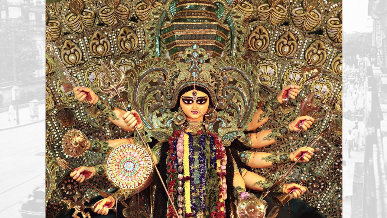 આજનું કોલકાતા અને બ્રિટિશોએ પાડેલુ નામ કલકત્તાની ઔપચારિક ઊપત્તિ "કાલીકાટા" નામમાંથી થઈ હોવાનું માનવામાં આવે છે, જે વિસ્તારના ત્રણ પ્રાચીન ગામો પૈકી એક હતું કલિકાતા,સુતાનુટિ અને ગોવિંદપુર. કલિકાટા શબ્દનો ઉદ્ભવ ‘કાલીક્ષેત્ર’ પરથી થયો હોવાનું મનાય છે, જેનો અર્થ છે “માતા કાળીનું પવિત્ર સ્થાન” (Credits: - Wikipedia)