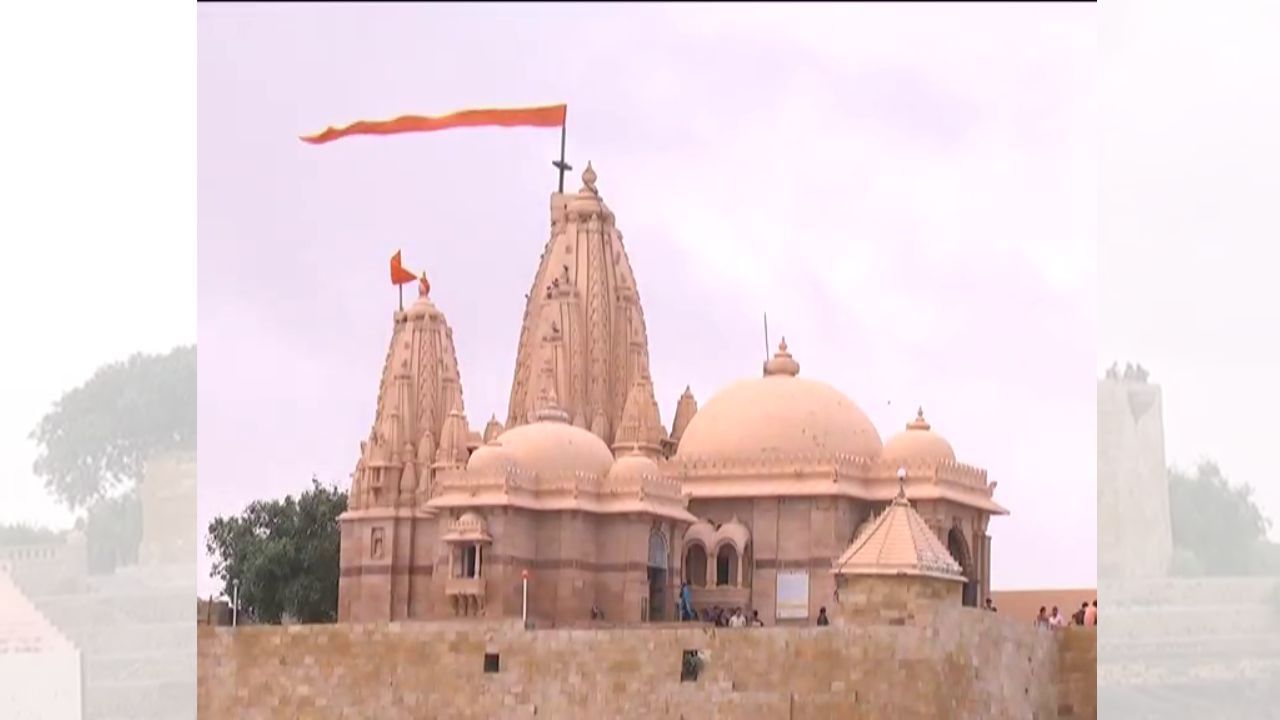 "કોટેશ્વર" નામમાં બે શબ્દો છે, ‘કોટી’ એટલે અસંખ્ય (અગણિત),‘ઈશ્વર’ એટલે ભગવાન, ખાસ કરીને ભગવાન શિવ. એટલે, "કોટેશ્વર" એ નામનો અર્થ થાય છે અસંખ્ય દેવતાઓના ઈશ્વર, અથવા સર્વશક્તિમાન ભગવાન શિવ.કહેવાય છે કે, અહીં ભગવાન શિવ એકદમ વિખ્યાત "કોટી રૂપોમાં" પોતાના ભક્તોને દર્શન આપતા હતા, તેથી તેમને ‘કોટેશ્વર મહાદેવ’ તરીકે પૂજવામાં આવે છે.