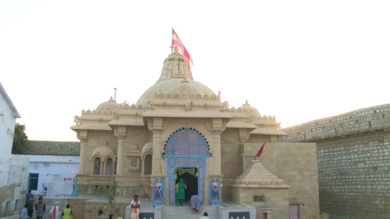કોટેશ્વર મંદિરના ઈતિહાસનો ઉલ્લેખ સ્કંદપુરાણ અને સ્થાનિક લોકકથાઓમાં જોવા મળે છે. કહેવાય છે કે જ્યારે ભગવાન રામ લંકા વિજય બાદ અયોધ્યા પાછા ફરે ત્યારે તેઓ કચ્છથી પસાર થયા હતા.અહીં તેમણે ભગવાન શિવના આ પવિત્ર ધામના દર્શન કર્યા હતા અને પૂજન કર્યું હતું. શિવભક્તો માને છે કે અહીંનું શિવલિંગ સ્વયંભૂ છે.
