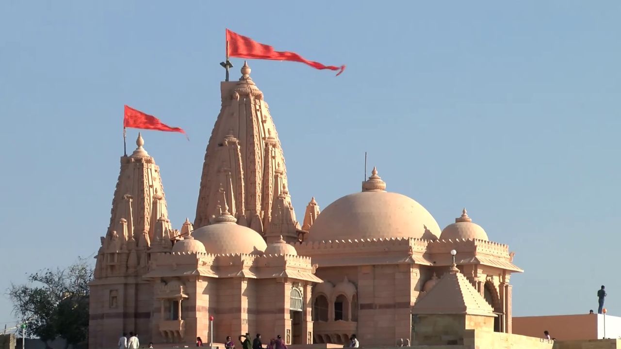 કોટેશ્વર મંદિર કચ્છ જિલ્લાના લખપત તાલુકામાં, અરબ સાગરના તટે આવેલું છે. ત્રિકોણાકાર જમીનપર બનેલું આ મંદિર સમુદ્રના ખૂબ નજીક છે, અને દરિયાની હરણફાળે આવતી લહેરો સાથે અદ્ભુત સૌંદર્ય પામે છે.આ મંદિર પારંપરિક સૌરાષ્ટ્ર શૈલીના પથ્થરોથી બનાવાયું છે.