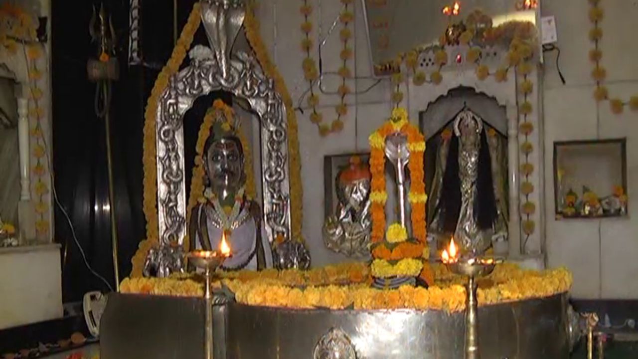 કોટેશ્વર મંદિર કચ્છનું અંતિમ ધામ ગણાય છે, એટલે કે, પશ્ચિમ દિશામાં ભારતીય ભૂમિ પરનું એક અંતિમ મંદિર. અહીં શ્રદ્ધાળુઓ ખાસ કરીને મહાશિવરાત્રી અને શ્રાવણ માસ દરમ્યાન મોટી સંખ્યામાં દર્શન માટે આવે છે.ઘણા લોકો માને છે કે અહીં દર્શન કરવાથી માણસને "મોક્ષ" ની પ્રાપ્તિ થયા છે, કારણ કે આ સ્થળ તીર્થયાત્રાના અંતિમ બિંદુ તરીકે ઓળખાય છે.
