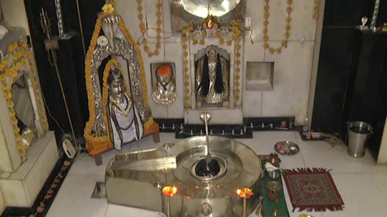 કોટેશ્વર નજીકની જગ્યાઓમાં અન્ય ઐતિહાસિક તળાવો જોવા મળે છે. કચ્છના અન્ય મંદિરોમાં જેમ કે માતાનો મઢ , નારાયણ સરોવર, અને વિજય વિલાસ પેલેસ સાથે ભક્તો આસ્થળની યાત્રા પણ કરે છે. ( આ માહિતી વિવિધ ઐતિહાસિક તથ્યો અને સંશોધનો પર આધારિત છે. વિગતવાર માહિતી માટે, ઇતિહાસના પ્રમાણભૂત ગ્રંથો અને સંશોધનોનો અભ્યાસ કરવો ઉચિત રહેશે.)