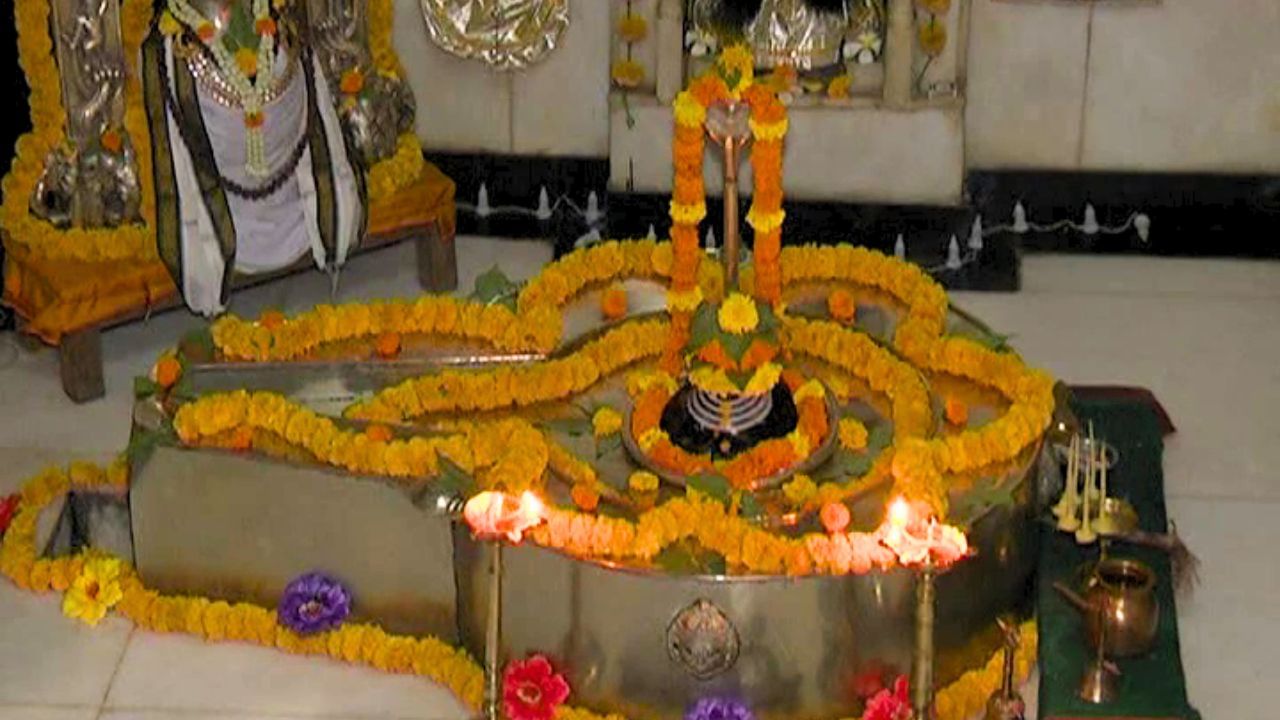 કહેવાય છે કે રાવણે ભગવાન શિવને પ્રસન્ન કરવા માટે કઠિન તપ કર્યુ હતું. તેના પરિણામરૂપે, ભગવાન શિવે તેને એક દિવ્ય શક્તિઓથી ભરેલ શિવલિંગ આપ્યું હતું. એ શરતે કે તે એ શિવલિંગને ધીરજપૂર્વક નિશ્ચિત સ્થળે લઈ જવું તેને ક્યાંય મૂકે નહીં.પણ રાવણનો અહંકાર જાગી ઉઠ્યો અને તેણે ઉતાવળમાં તે શિવલિંગને જમીન પર મૂકી દીધું. એ સ્થળ હવે કોટેશ્વર તરીકે ઓળખાય છે.જે ક્ષણે શિવલિંગ જમીન સાથે સંલગ્ન થયું, તે સમયે અદભૂત ઘટનામાં, શિવલિંગમાંથી અનેક કેટલીક કથાઓ અનુસાર હજારો કે કરોડો શિવલિંગ ઊભા થઇ ગયા. રાવણ મૂળ શિવલિંગ ઓળખી શક્યો નહીં અને તેમાંથી એક લિંગ લઈને ચાલ્યો ગયો. પરંતુ મૂળ શિવલિંગ જે સ્થળે પડેલું, તે ત્યાં સ્થાયી રહી ગયું અને આજે ત્યાં કોટેશ્વર મહાદેવનું પવિત્ર મંદિર છે.