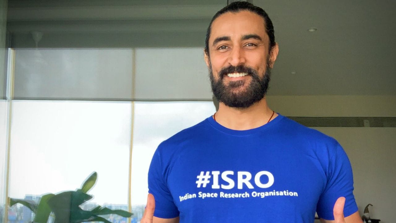 કુણાલની ​​પત્ની નૈના બચ્ચન વ્યવસાયે ઇન્વેસ્ટમેન્ટ બેંકર હતી. જોકે, તેણે નોકરી છોડી દીધી અને થિયેટરમાં કામ કરવાનું શરૂ કર્યું. નૈના બીજું કોઈ નહીં પણ અમિતાભ બચ્ચનના ભાઈ અજિતાભ બચ્ચનની પુત્રી છે, જેના લગ્ન કુણાલ સાથે થયા છે.