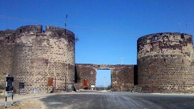 ગુજરાત રાજ્યના કચ્છ જિલ્લામાં આવેલ લખપત ગામમાં સ્થિત લખપતનો કિલ્લો પશ્ચિમ ભારતનો એક ઐતિહાસિક સ્મારક છે. આ કિલ્લાનું નિર્માણ ઈ.સ. 1801માં જમાદાર ફતેહ મહંમદ દ્વારા કરવામાં આવ્યું હતું. તે સમયગાળા દરમિયાન લખપત એક વ્યસ્ત બંદર શહેર તરીકે ખ્યાતિ ધરાવતું હતું. સિંધુ નદીના કિનારે આવેલ આ બંદરથી 1851 પહેલાં દરરોજ આશરે એક લાખ કોરીની આવક થતી હોવાથી આ સ્થળ “લખપત” તરીકે જાણીતું બન્યું.