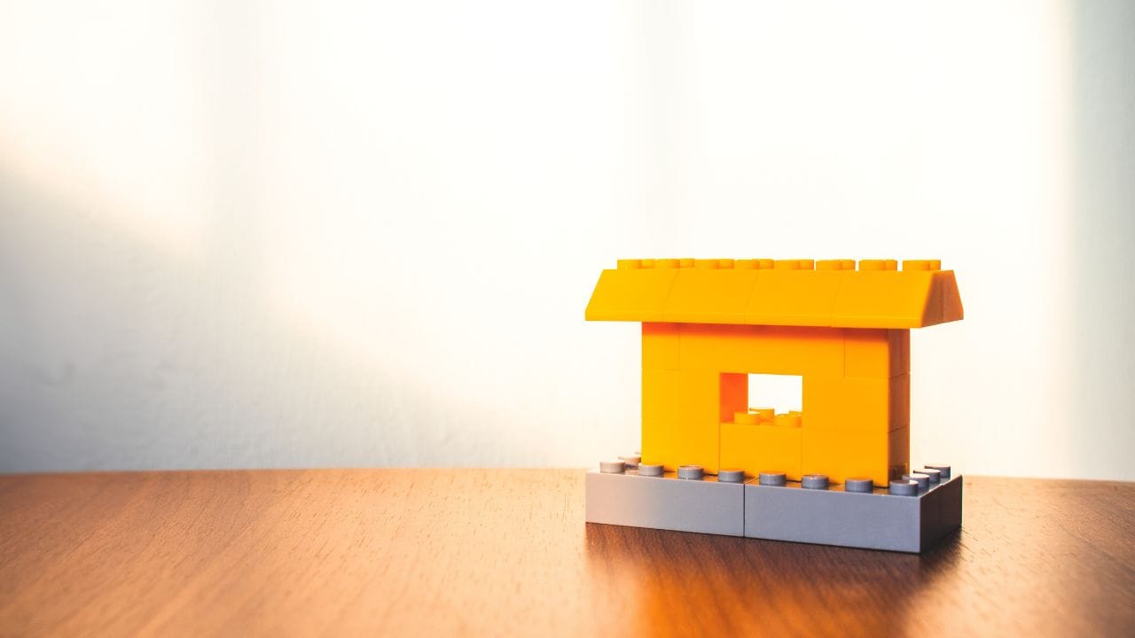   અમદાવાદ, રાજકોટ,સુરત સહિત દેશના તમામ શહેરોમાં લોકો કામ માટે આવે છે. અહી ભાડાના મકાનમાં રહીને નોકરી ધંધા કરે છે. બહારથી આવેલા લોકોને ઘર ભાડે આપતા પહેલા રેન્ટ એગ્રીમેન્ટ બનાવવામાં આવે છે. જે સુરક્ષા માટે મહત્વનું માનવામાં આવે છે.