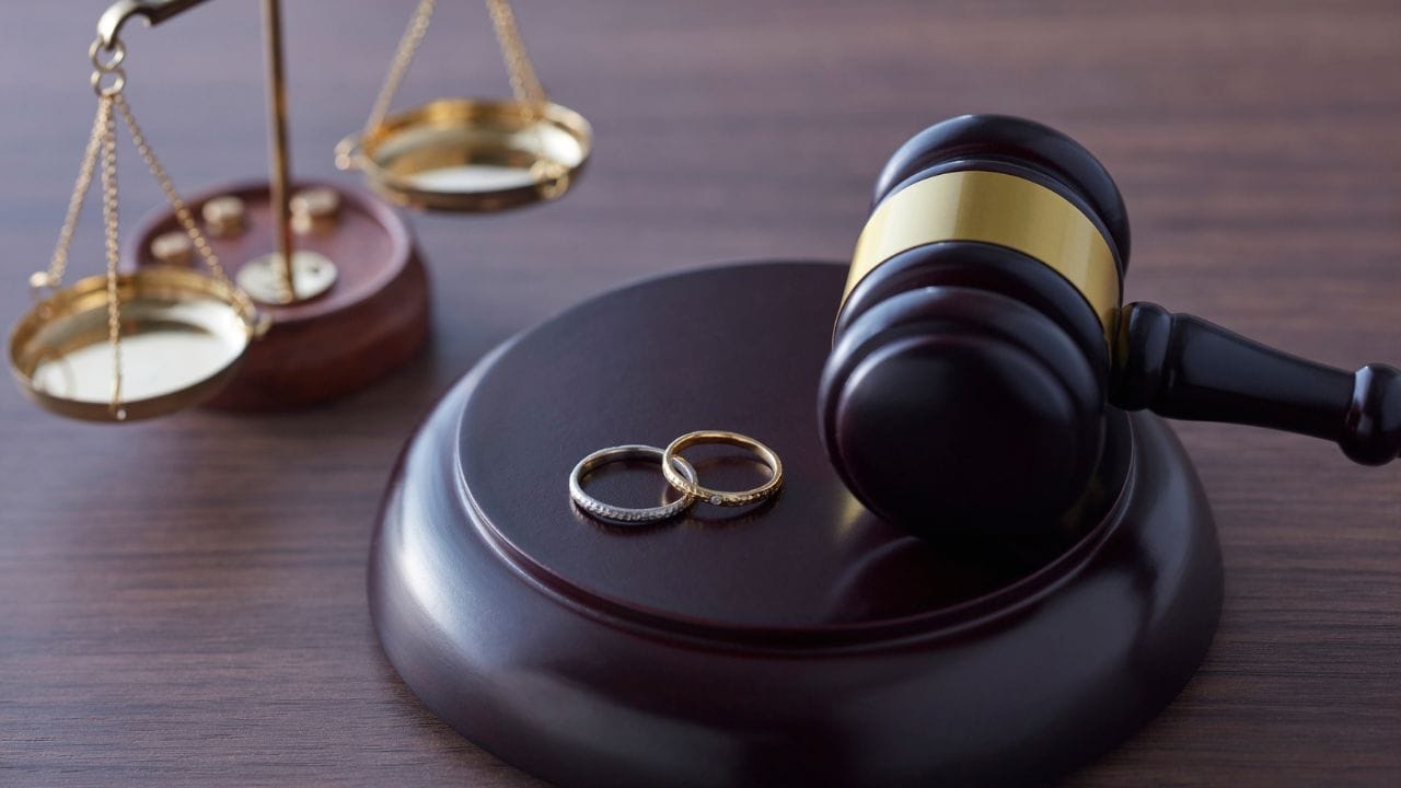 ભારતમાં લગ્નને એક પવિત્ર બંધન માનવામાં આવે છે, જ્યારે છૂટાછેડાની વાત આવે તો આ એક મોટો નિર્ણય હોય છે. છૂટાછેડા બાદ પતિ-પત્ની અલગ થવાનો નિર્ણય લે છે. જો તે ઈચ્છે તો બીજી વખત લગ્ન પણ કરી શકે છે. પરંતુ ક્યારેક પતિ કે પત્ની કોઈ એક પોતાના લગ્ન પૂર્ણ કરવા માંગતું નથી. ટુંકમાં એક છુટાછેડા માટે તૈયાર છે જ્યારે અન્ય છુટાછેડા લેવા માટે તૈયાર નથી. 