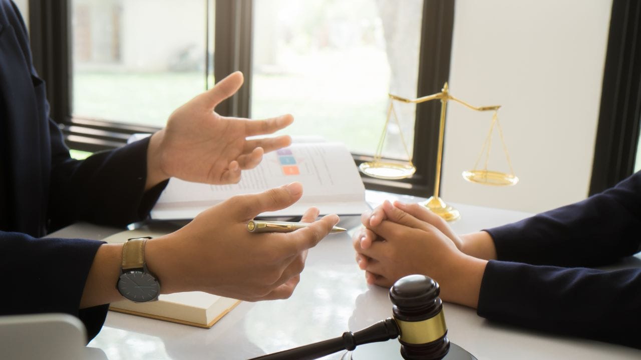  અલ્હાબાદ હાઈકોર્ટે પતિ-પત્નીના વિવાદમાં ફેમિલી કોર્ટ દ્વારા પત્નીને ભરણપોષણ આપવાનો આદેશ રદ્દ કરતા કહ્યું હતું કે, કોઈ પણ વ્યાજબી કારણ વગર સાસરિયા અને પતિથી અલગ રહેતી પત્નીને ભરણપોષણ આપી શકાય નહી. ન્યાયાધીશ સુભાષ ચંદ્ર શર્માએ ફેમિલી કોર્ટના આદેશને રદ કર્યો હતો જેમાં પત્નીને ભરણપોષણ ચૂકવવાનો નિર્દેશ આપવામાં આવ્યો હતો.