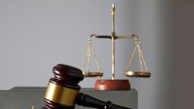 સુપ્રીમ કોર્ટે ઉત્તરપ્રદેશના નોઈડામાં રખડતા કૂતરાઓને રસ્તા પર ખવડાવવાને લઈ દાખલ કરાયેલી અરજીની સુનાવણી દરમિયાન સુપ્રીમ કોર્ટે કડક ટિપ્પણી કરી હતી. કોર્ટે અરજદારને કહ્યું કે, જો તે કૂતરાઓની સેવા કરવા માંગે છે, તો તેણે તેમના ઘરમાં તેમના માટે શેલ્ટર બનાવવું જોઈએ અને ત્યાં તેમને ખવડાવવું જોઈએ. કોર્ટે કહ્યું કે તમે તેમને તમારા ઘરમાં કેમ નથી ખવડાવતા?