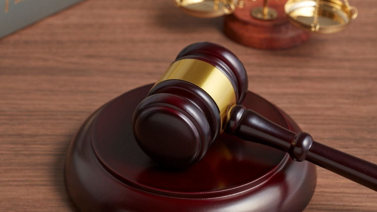  ભારતીય સમાજમાં લગ્નને 2 લોકોનું બંધન નહી પરંતુ 2 પરિવારનો સંબંધ માનવામાં આવે છે. આ કારણે જ્યારે પતિ-પત્ની અલગ થવાનો નિર્ણય લે છે. તો તેની અસર આખા પરિવાર પર પડે છે. કેટલીક વખત પતિ-પત્ની અલગ થઈ જાય છે પરંતુ પરિવારના કારણે છુટાછેડા લેતા નથી, જેને સેપરેશન નામ આપવામાં આવ્યું છે.