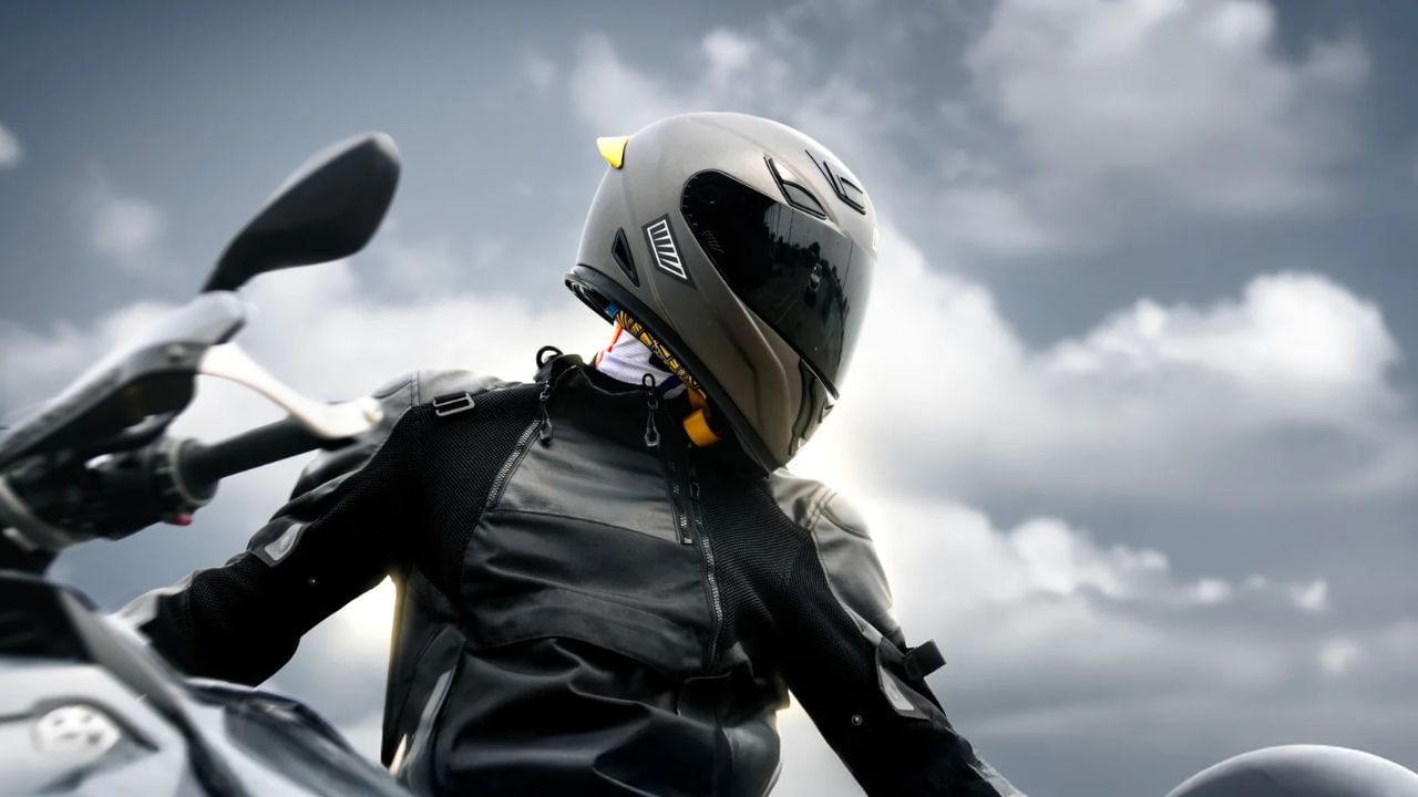 વધુમાં જો તમે હેલ્મેટ વગર વાહન ચલાવતા પકડાઈ જાઓ છો તો તમને ફક્ત કાનૂની કાર્યવાહી જ નહીં પરંતુ પ્રતિકૂળ પરિણામોનો પણ સામનો કરવો પડી શકે છે. હેલ્મેટ ન પહેરવા બદલ ચોક્કસ દંડ રાજ્યથી રાજ્યમાં અલગ અલગ હોઈ શકે છે, કારણ કે ટ્રાફિક કાયદા રાજ્ય લેવલે બનાવવામાં આવે છે અને લાગુ કરવામાં આવે છે. દંડમાં સામાન્ય રીતે નાણાકીય દંડ અને સંભવિત રીતે તમારા ડ્રાઇવિંગ લાઇસન્સનું સસ્પેન્શન શામેલ હોય છે.
