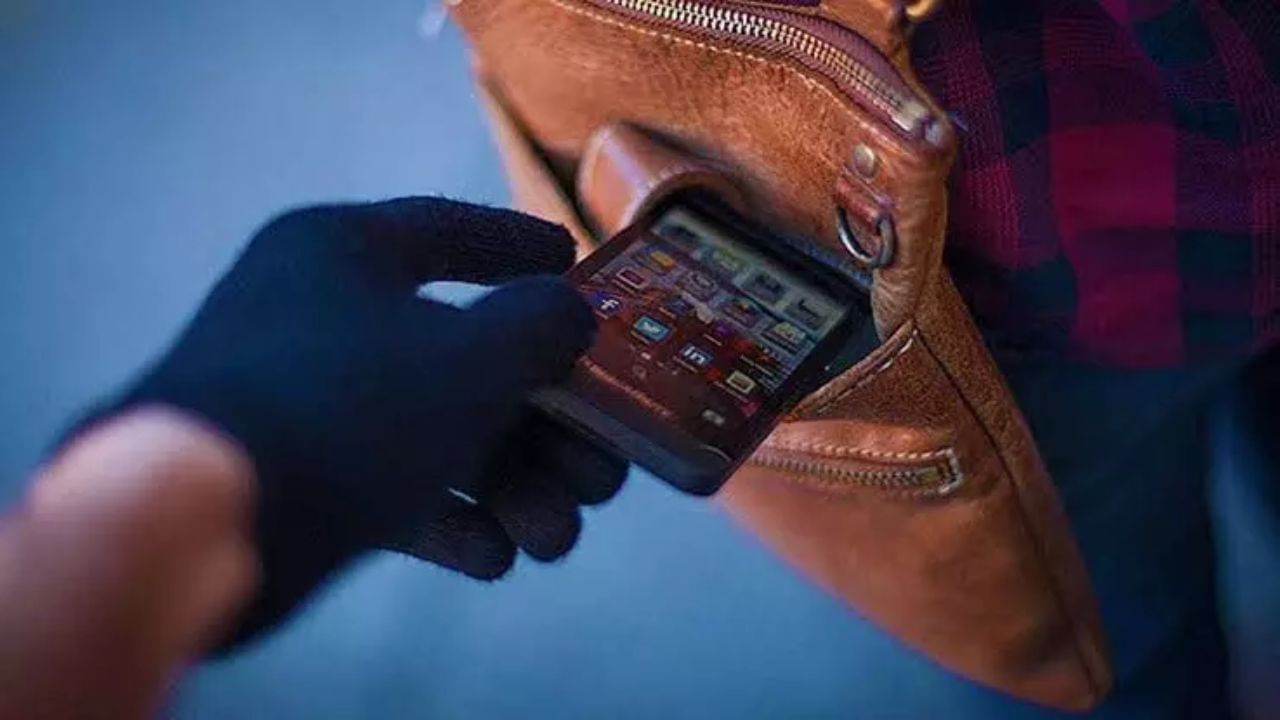 વીમા કંપનીને જાણ કરો: જો તમારી પાસે તમારા ફોન માટે વીમા કવરેજ છે તો શક્ય તેટલી વહેલી તકે તમારી વીમા કંપનીને ચોરી વિશે જાણ કરો. વીમા દાવાની પ્રક્રિયા શરૂ કરવા માટે તેમને પોલીસ ફરિયાદ (FIR) ની નકલની જરૂર પડી શકે છે.