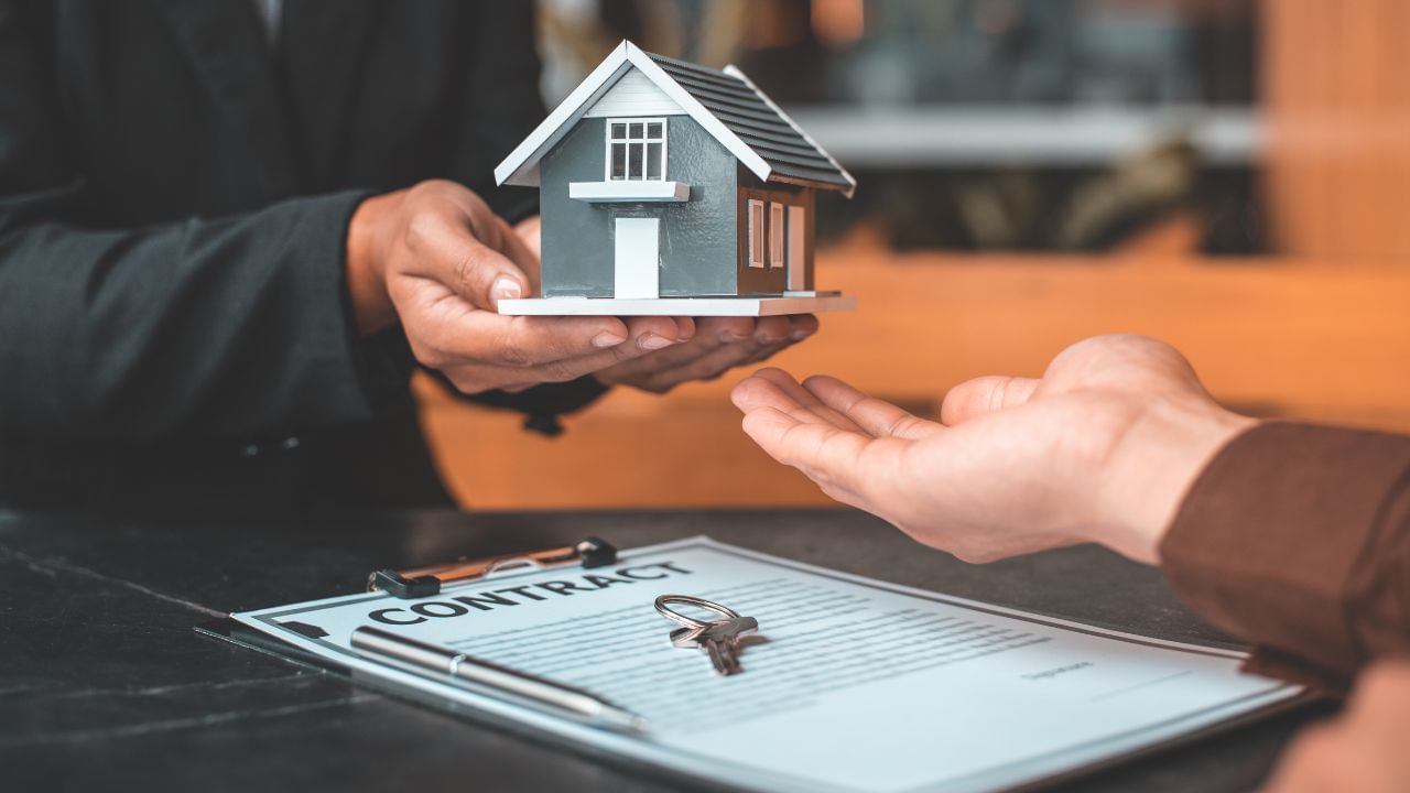 આ એગ્રીમેન્ટમાં અનેક માહિતીઓ હોય છે. જે સુરક્ષા માટે મહત્વની માનવામાં આવે છે. આ એગ્રીમેન્ટમાં અનેક પ્રકારની જાણકારીઓ લખેલી હોય છે. પરંતુ આ એગ્રીમેન્ટ એક વર્ષ માટે નહી પરંતુ 11 મહીના માટે બને છે. હવે તમે વિચારી રહ્યા હશો કે, વર્ષમાં 12 મહિના હોય છે તો પછી કેમ 11 મહિના માટે રેન્ટ એગ્રીમેન્ટ બનાવવામાં આવે છે. આની પાછળ કારણ શું છે?