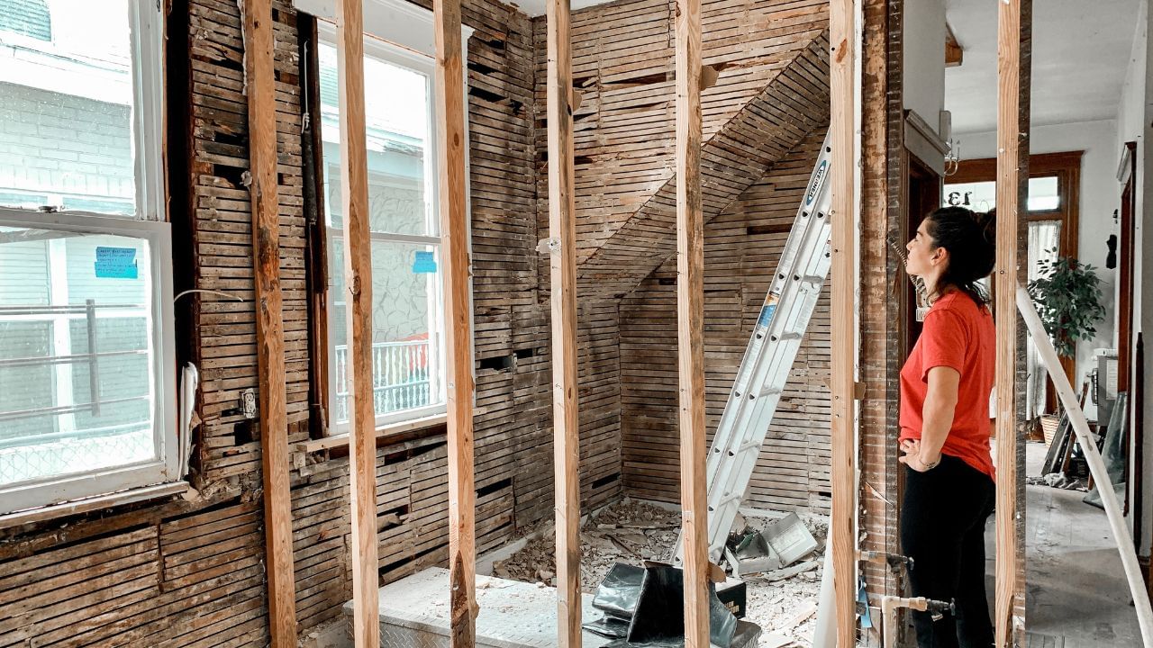 ન્યાયાધીશ મંજુષા દેશપાંડેએ જણાવ્યું હતું કે ,પ્રશ્નમાં રહેલો ફ્લેટ હજુ બાંધકામ હેઠળ છે અને દંપતી હજુ તેમાં રહેતું નથી."હાલના કિસ્સામાં, કથિત 'શેર્ડ હાઉસ'(એવી પરિસ્થિતિ જેમાં બે કે તેથી વધુ લોકો એક જ ઘર કે એપાર્ટમેન્ટમાં સાથે રહે છે.) કબજો હજુ સુધી સોંપવામાં આવ્યો નથી, હપ્તાઓ હજુ પણ સંપૂર્ણ ચૂકવવામાં આવ્યા નથી. આવા સંજોગોમાં, પતિને બાકીના હપ્તાઓ ચૂકવવાનો નિર્દેશ આપવો અથવા નોકરીદાતાને તેના પગારમાંથી કાપીને બેંકમાં હપ્તાઓ ચૂકવવાનો નિર્દેશ આપવો એ તો દૂરની વાત છે. તેઓ ક્યારેય આ ફ્લેટ/મકાનમાં રહ્યા નથી, કે તેઓ તેમાં રહેવાનો ઈરાદો રાખતા નથી. વધુમાં, 2020માં જ પતિએ પત્ની સામે છૂટાછેડાની કાર્યવાહી શરૂ કરી છે. 