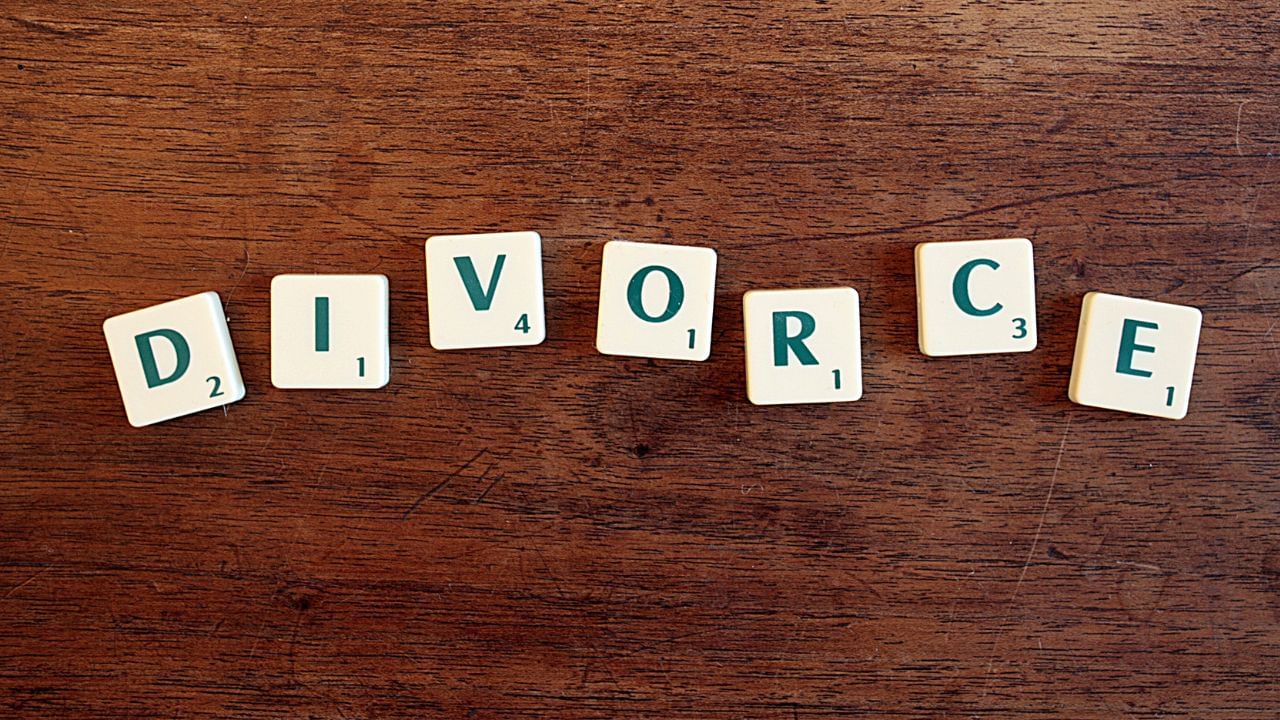 એડવોકેટ મુજબ જો તમારો પતિ તમને દગો આપે છે. તો આ પરિસ્થિતિ ખુબ ઈમોશનલ થઈ જાય છે પરંતુ ઈમોશનલ હોવાની સાથે -સાથે તમને તમારા લીગલ અધિકારો વિશે પણ જાણ હોવી જોઈએ, તો ચાલો જાણીએ ભારતીય કાનુન મહિલાઓને આ પરિસ્થિતિમાં ક્યાં ક્યાં અધિકારઓ આપે છે.