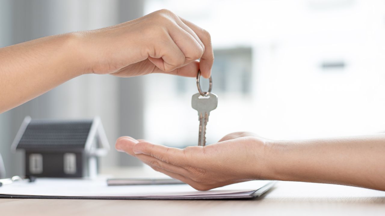  આનો મતલબ એ છે કે, મકાન માલિક કોઈ પણ રજિસ્ટ્રેશનના 11 મહિનાનું જ રેન્ટ એગ્રીમેન્ટ બનાવી શકે છે. એટલે કે, ભાડે ઘર આપતી વખતે મકાન માલિક અને ભાડું આતને સબ-રજિસ્ટ્રારની ઓફિસે જઈ દસ્તાવેજો રજિસ્ટર કરાવી અને રજીસ્ટ્રેશન ચાર્જ આપવાની જરુર પડતી નથી.