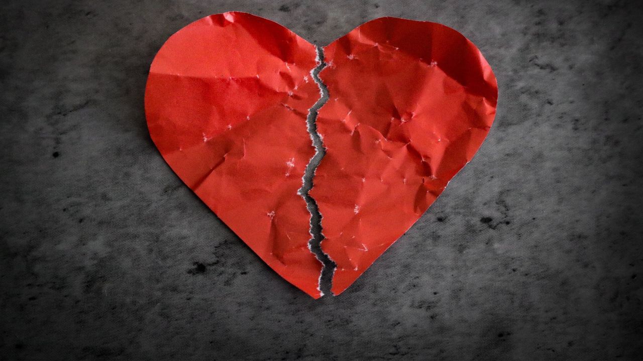 જો તમારા પતિનું એક્સટ્રા મેરિટલ અફેર છે. તો તમે છુટાછેડા લઈ શકો છો. હિન્દુ મેરેજ એક્ટ 1955ના સેક્શન 13(1)(i)ના જો તમારો પાર્ટનર એડલ્ટ્રી એટલે કે, લગ્ન બાદ કોઈ સંબંધ રાખે છે. તો છૂટાછેડા તમે લઈ શકો છો. છૂટાછેડાનો કેસ ફાઈલ કરવા માટે તમારે કેટલાક પ્રુફ જેમ કે મેસેજ, ફોટો, વિટનેસ અને સ્ટેટમેન્ટની જરુર પડશે.