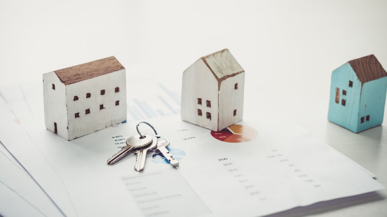 એક્સપર્ટની વાત માનીએ તો ભારતમાં ભાડાને લઈ કાયદા બનાવવામાં આવ્યા છે. તેમાંથી મોટાભાગના અધિકારો ભાડુઆતના પક્ષમાં રાખવામાં આવ્યા છે. ત્યારે જો કોઈ ભાડુઆતનો મકાનમાલિક સાથે વિવાદ થઈ જાય છે. તે મકાનમાલિક ભાડુઆત પાસે સંપત્તિ ખાલી કરાવવા માંગે છે, તો તેના માટે આ મુશ્કિલ કામ હોય છે.