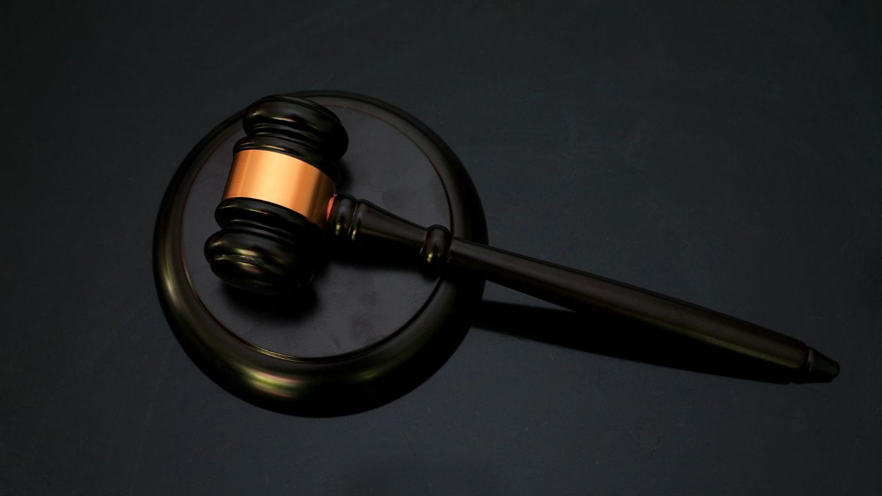 (Disclaimer: જો તમારી પાસે કોઈ ચોક્કસ કેસ હોય તો કાનૂની નિષ્ણાત (વકીલ) ની સલાહ લેવી સલાહભર્યું છે. અહીં આપેલી માહિતી ફક્ત કોર્ટના નિર્ણયો અને કલમોને આધારે આપવામાં આવી છે. તમારે કોઈ કેસ માટે જાણવું હોય તો યોગ્ય વકીલની સલાહ લઈ શકો છો.)(All Image Symbolic ,canva)