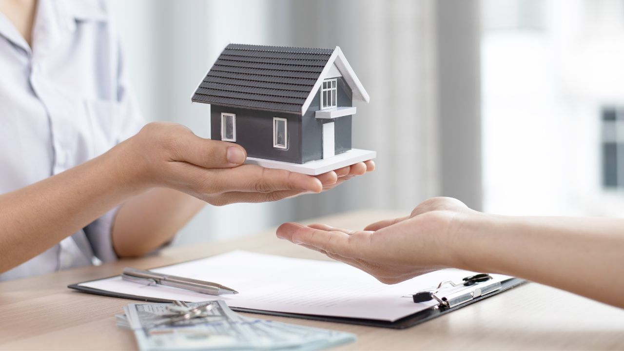 જો પતિ-પત્નીએ સાથે કોઈ પ્રોપર્ટી ખરીદ્યી છે અને સેપરેશન બાદ પતિ તેનાથી બચવાનો પ્રયત્ન કરે છે તો તેમની પત્નીની સમંતિ લેવી પડશે. માત્ર સમંતિ નહી પરંતુ પત્નીની સહિ પણ લેવી પડશે. છુટાછેડા લેવા સુધી અને પત્નીને તેનો ભાગ કે અધિકારી મળવા સુધી પત્નીનો પતિની સંપત્તિ પર અધિકાર હોય છે.