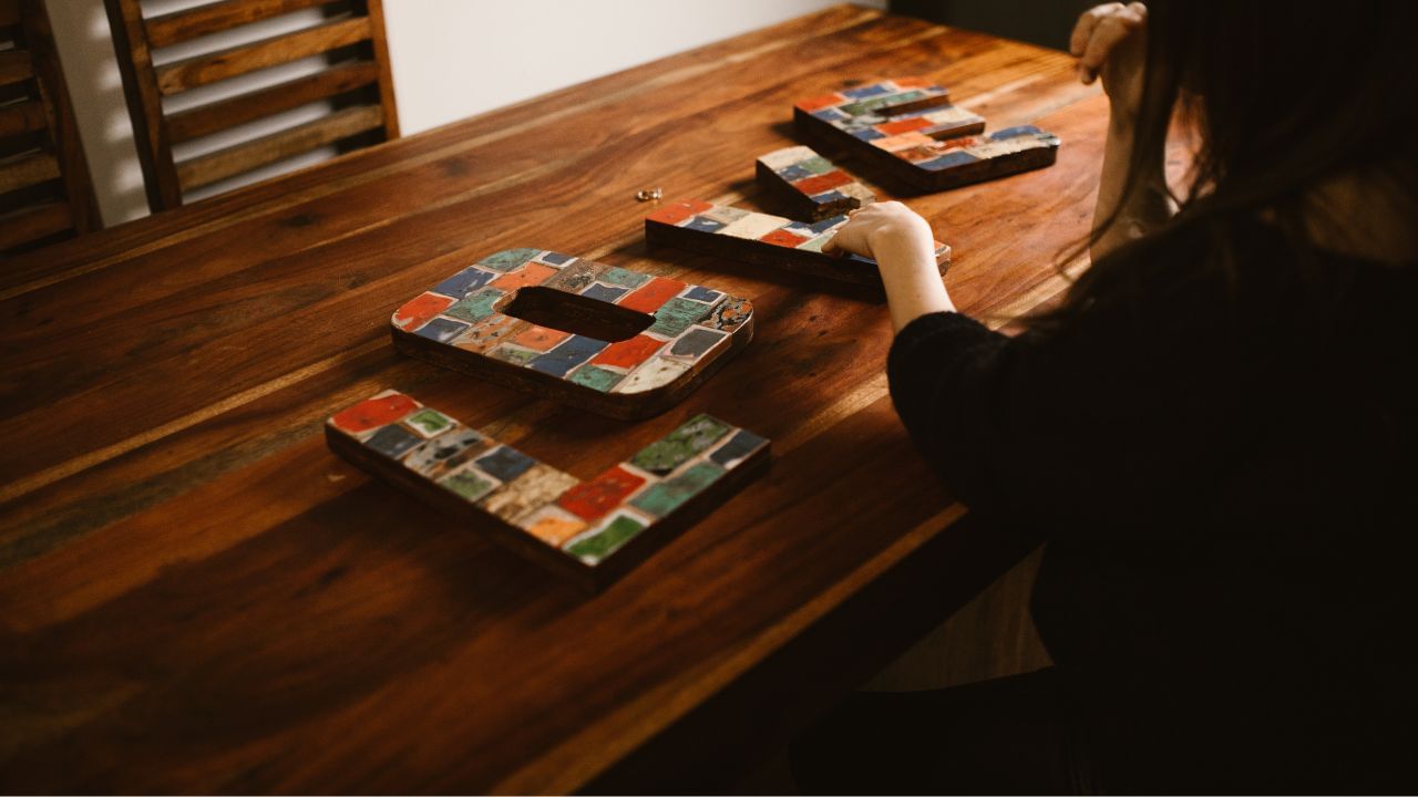 જો તમારા પતિ તમારી સાથે છેતરપિંડી કરે છે અને તમારી પાસે કોઈ આવક નથી, તો તમે નાણાકીય સહાય માંગી શકો છો. મહિલાઓને CrPC ની કલમ 125 હેઠળ ભરણપોષણનો અધિકાર મળે છે. તે જ સમયે, હિન્દુ લગ્ન અધિનિયમની કલમ 24 અને 25 હેઠળ કામચલાઉ અને કાયમી ભરણપોષણનો અધિકાર ઉપલબ્ધ છે. જો કે, એલિમનીના કિસ્સામાં, કોર્ટ પતિની આવક અને તમારી જરૂરિયાતોને જોયા પછી જ નિર્ણય લે છે.