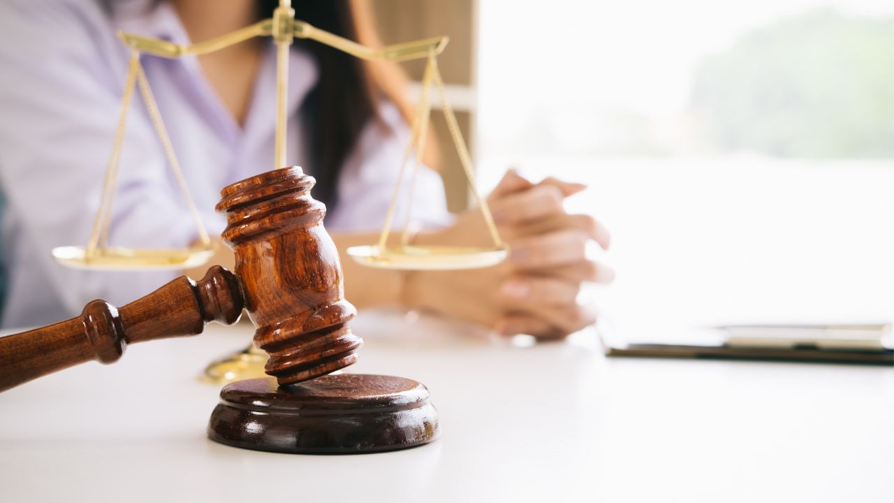 હાઈકોર્ટે પતિની દેખરેખ અરજી સ્વીકારીને, 17 ફેબ્રુઆરીના રોજ ફેમિલી કોર્ટના આદેશને ભરણપોષણની મૂળભૂત જોગવાઈઓથી વિપરીત ગણાવીને રદ કર્યો અને કેસને ફરીથી નિર્ણય માટે ફેમિલી કોર્ટ, મેરઠમાં મોકલવાનો નિર્દેશ આપ્યો હતો.