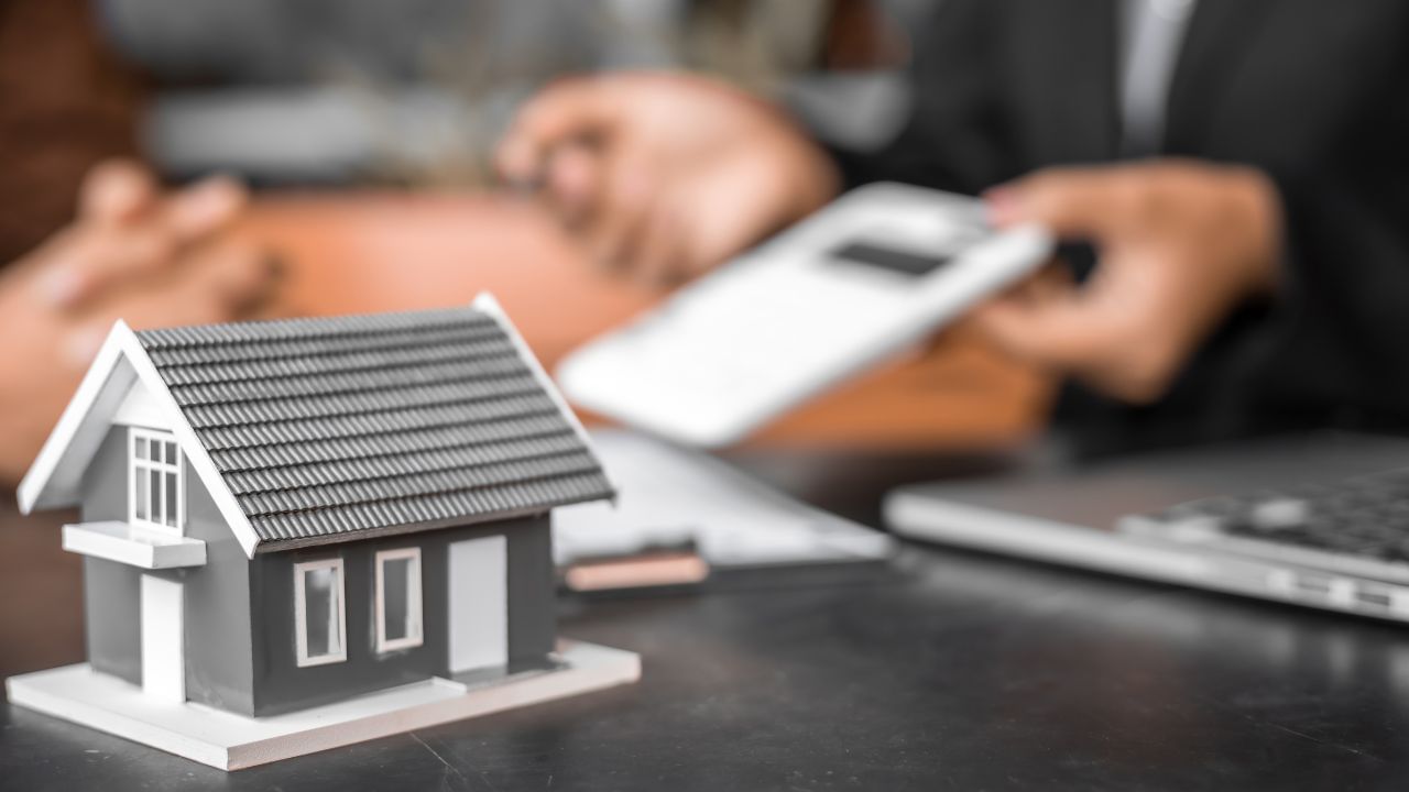  થોડી જ ભૂલના કારણે સંપત્તિના માલિકને પોતાની સંપત્તિ માટે કાનુની લડાઈ લડવી પડે છે.આ મોટું કારણ છે કે, 11 મહીનાની નોટરી રેન્ટ એગ્રીમેન્ટ બનાવવામાં આવે છે.અને આ કાયદેસર રીતે માન્ય છે. જો કોઈ વિવાદ ઊભો થાય, તો કરારને પુરાવા તરીકે રજૂ કરી શકાય છે.  (Rent Tenancy Act)  એકટમાં જો ભાડાને લઈ કોઈ વિવાદ થાય તો આ મામલો કોર્ટમાં જાય છે. તો કોર્ટનો અધિકાર છે કે, ભાડું ફિક્સ કરી દે, પછી મકાન માલિક તેની પાસેથી વધારે ભાડું લઈ શકે નહી.