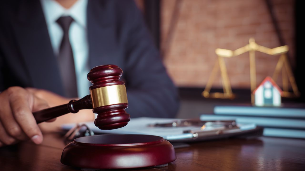 જસ્ટિશ દેશપાંડેએ કહ્યું,"પીડિતનો રહેઠાણનો અધિકાર DV કાયદાની કલમ 19 હેઠળ આવરી લેવામાં આવ્યો છે પરંતુ અરજદાર પત્ની દ્વારા દાવો કરાયેલ રાહત કમનસીબે DV કાયદાની કલમ 19 હેઠળ પૂરી પાડવામાં આવેલી કોઈપણ રાહત હેઠળ આવતી નથી. પત્ની દ્વારા કરવામાં આવેલી અરજી સ્વીકાર્ય રહેશે નહીં કારણ કે મિલકત/ફ્લેટ હજુ પણ બાંધકામ હેઠળ છે અને કોઈપણ પક્ષના કબજામાં નથી અને તેથી DV કાયદાની કલમ 2(s) હેઠળ વ્યાખ્યાયિત 'શેર્ડ હાઉસહોલ્ડ' ના દાયરામાં આવતી નથી.