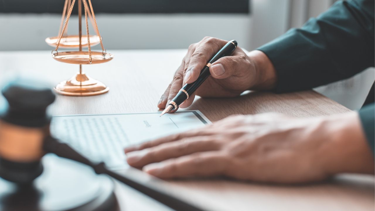 અલ્હાબાદ હાઈકોર્ટે કહ્યું કે, જો કોઈ મહિલા કોઈ નક્કર અને માન્ય કારણ વગર તેના પતિથી અલગ રહે છે, તો તે ભરણપોષણ મેળવવા માટે હકદાર રહેશે નહીં. મેરઠના રહેવાસી વિપલ અગ્રવાલની અરજી પર સુનાવણી કરતી વખતે આ નિર્ણય આપવામાં આવ્યો.