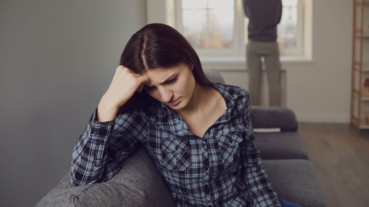 હાઈકોર્ટમાં દાખલ કરેલી અરજીમાં આલોકે જણાવ્યું હતું કે, તેની અલગ થયેલી પત્ની જ્યોતિ મૌર્ય એક વહીવટી અધિકારી છે, જ્યારે તે એક નાની સરકારી નોકરી ધરાવે છે અને તે અનેક બીમારીથી પીડિત છે. એટલા માટે તે ભરણપોષણ માંગવાનો હકદાર છે.