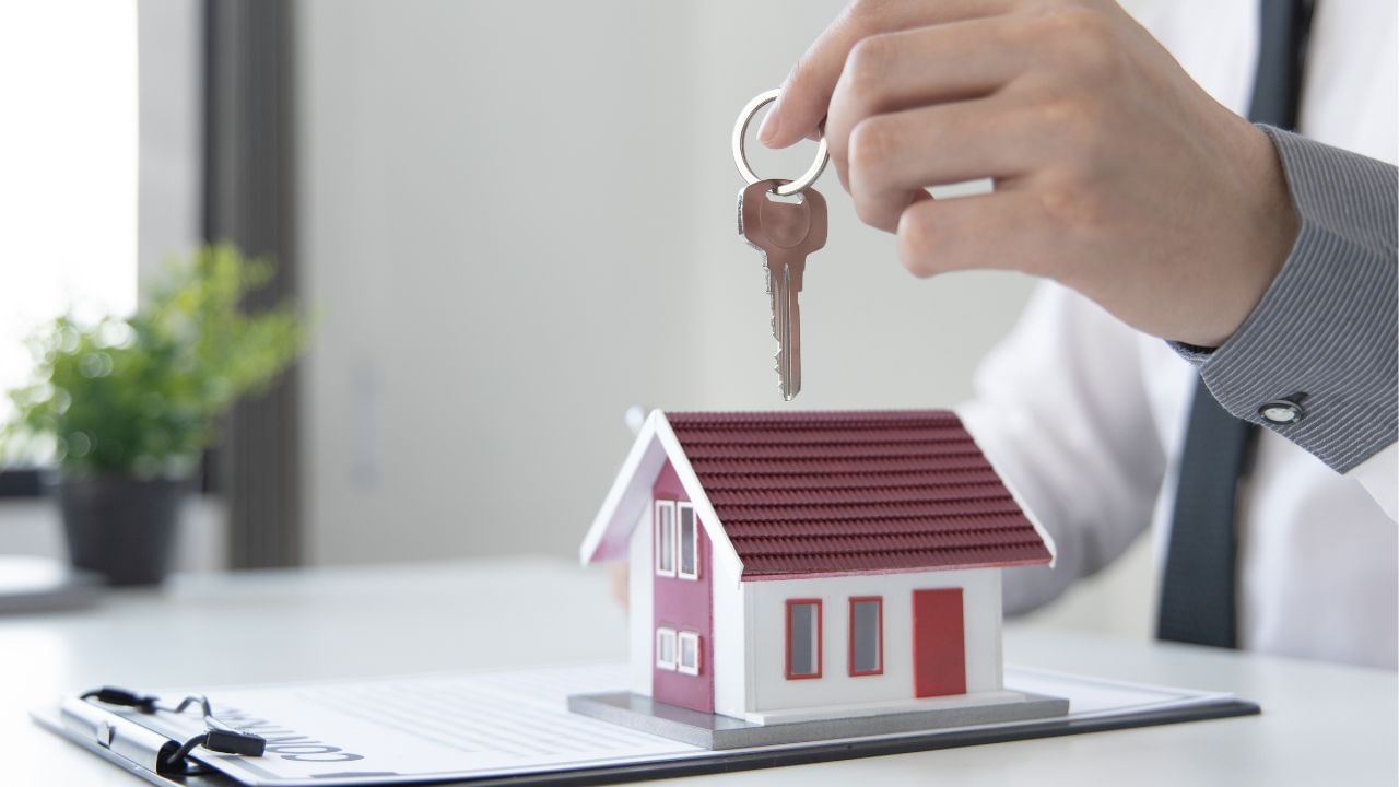 11 મહિનાનું રેન્ટ એગ્રીમેન્ટ બનાવવા પાછળનું એક મોટું કારણ અને ફાયદો એ છે કે, આ કરાર માટે સ્ટામ્પ ડ્યુટી અને રજિસ્ટ્રેશન ચાર્જ આપવામાં આવતો નથી. જો રેન્ટ એગ્રીમેન્ટ એક વર્ષથી ઓછા સમય માટે બનાવવામાં આવ્યો છે. તો તેના પર  સ્ટેમ્પ ડ્યુટી ફરજિયાત નથી. 11 મહિનાનું રેન્ટ એગ્રીમેન્ટ મકાન માલિકના પક્ષમાં હોય છે. રેન્ટ એગ્રીમેન્ટની ફી ભાડૂઆત દ્વારા ચૂકવવાની રહેશે. સામાન્ય રીતે નોટરી રેન્ટ એગ્રીમેન્ટનો ડ્રાફ્ટ તૈયાર કરવા માટે રૂ. 100 અથવા રૂ. 200ના સ્ટેમ્પ પેપરની જરૂર પડે છે.