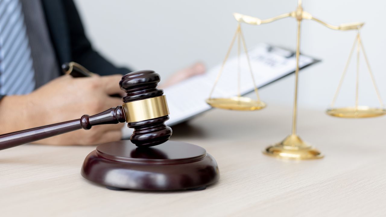 બેન્ચ મેજિસ્ટ્રેટ અને સેશન્સ કોર્ટના આદેશોને પડકારતી પત્ની દ્વારા દાખલ કરાયેલી અરજી પર સુનાવણી કરી રહી હતી, જેમાં બંનેએ ઉપનગરીય મલાડમાં એક બાંધકામ હેઠળના ફ્લેટ માટે પતિને હપ્તા ચૂકવવાનો નિર્દેશ આપવાનો ઇનકાર કર્યો હતો, 